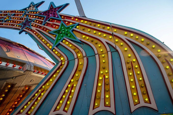色彩斑斓的电古董娱乐公园骑灯拍摄星星