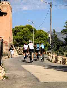 集团骑自行车的人骑山路西班牙