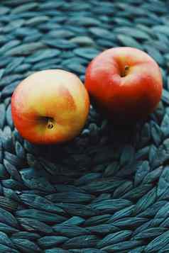 新鲜的成熟的小苹果水果有机食物