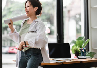 肖像亚洲工程女人站蓝图安全<strong>头盔</strong>