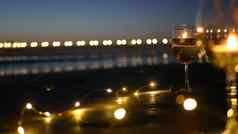 蜡烛火焰灯玻璃浪漫的海滩日期海洋波夏天海烛光沙子