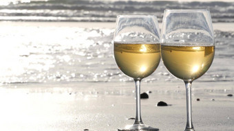 葡萄酒杯海洋海滩眼镜白色酒浪漫的日期海水日落波