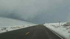 路旅行死亡谷开车汽车雪加州美国搭便车冬天旅行美国高速公路山通过干贫瘠的荒野乘客观点车旅程内华达