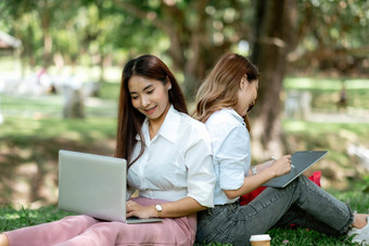 女人学生研究集<strong>团</strong>项目公园大学学校快乐学习社区<strong>团</strong>队合作<strong>青</strong>年友谊概念