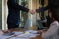 商人合作伙伴握手协议标志协议合同工作