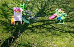 孩子们的塑料玩具操场上绿色草阳光明媚的夏天一天幼儿园
