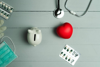 世界健康一天概念医疗保健医疗保险红色的心医疗仪器木背景