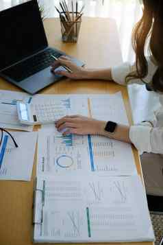 女投资顾问检查每年金融报告公司股票市场办公室税概念