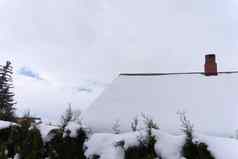 乡村冬天场景屋顶房子覆盖雪