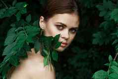 肖像女人美容自然绿色叶子魅力生活方式