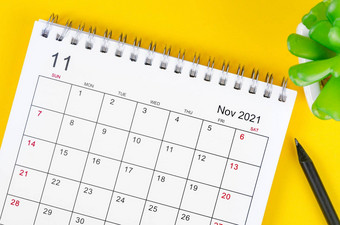 11月桌子上日历黄色的背景