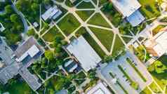 鸟的眼睛视图大学校园道路切割绿色草坪建筑几何设计