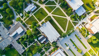 鸟的眼睛视图大学<strong>校园</strong>道路切割绿色草坪建筑几何<strong>设计</strong>