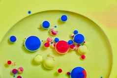 黄色的表面液体小色彩斑斓的红色的蓝色的球