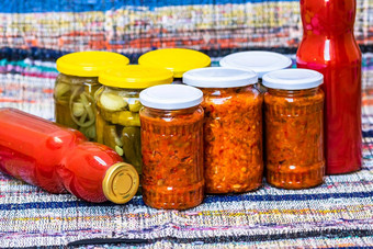 玻璃罐子腌红色的贝尔辣椒腌黄瓜泡菜孤立的罐子各种腌蔬菜罐子扎库斯卡瓶西红柿酱汁保存食物概念