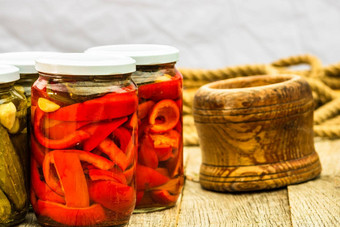 玻璃罐子腌红色的贝尔辣椒保存食物概念<strong>罐头</strong>蔬菜