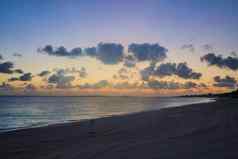 海滩景观海洋日落发现了云