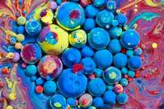集群蓝色的彩虹球体表面色彩斑斓的液体