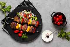 美味的阿拉伯语快食物串黑色的板西红柿高质量照片