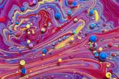混合牛奶油漆石油创建神秘的彩虹颜色球体