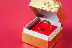 婚礼环盒子红色的背景