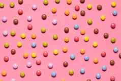 完整的框架色彩斑斓的五彩缤纷的宝石糖果粉红色的背景