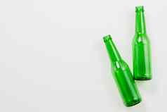 绿色空瓶白色背景