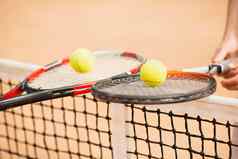 网球夫妇持有网球球拍高质量照片
