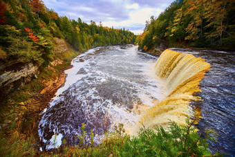宽拍摄tahquamenon瀑布瀑布金棕色（的）瀑布早期秋天