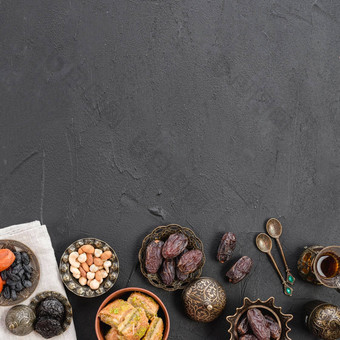 开销视图日期坚果果仁蜜饼金属盘子黑色的混凝土变形背景复制空间高质量照片