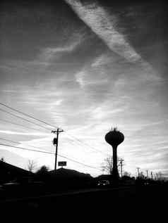 电话波兰水塔的轮廓日落天空黑色的白色