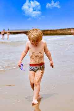 男孩脏泥走哭海滩
