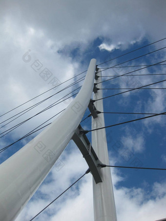 蛔虫眼睛视图白色三角桥悬架电缆间<strong>穿梭</strong>蓝色的多<strong>云</strong>的天空