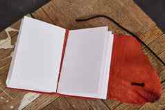 杂志开放空白页面红色的皮革木地板