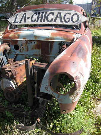 掉漆古董车覆盖过度生长标志芝加哥