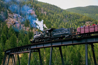 火车机车烟雾金属桥绿色森林覆盖山