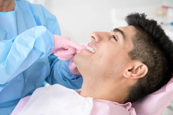 医生对待病人牙齿现代牙科诊所