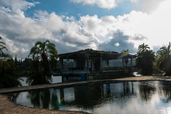 巴勃罗埃斯科瓦尔的房地产马诺拉毁了关闭体系结构
