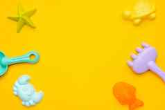 塑料海滩玩具柔和的颜色黄色的背景发展细电动机概念创造力游戏夏天概念
