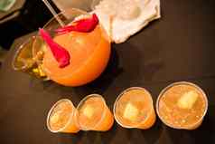 橙色柑橘类酒精饮料红色的红衣主教坐着服务碗