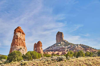 沙漠绿色场大高方尖塔红色的岩石柱子蓝色的天空