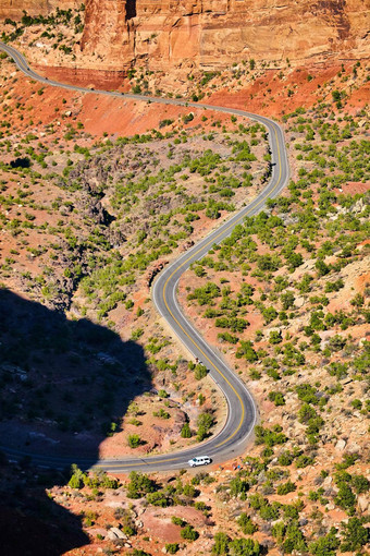 路弯曲的沙漠峡谷底大红色的岩石