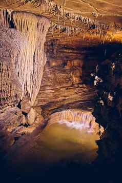 瀑布地下洞穴岩石形成石笋钟乳石