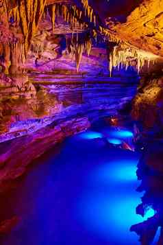 洞穴之旅中西部河蓝色的灯形成钟乳石