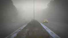 车路雾秋天景观危险的路交通冬天季节