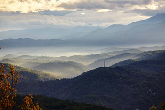 空中拍摄烟雾缭绕的山阴霾山峰阴一天