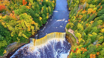 大瀑布tahquamenon瀑布空中拍摄秋天