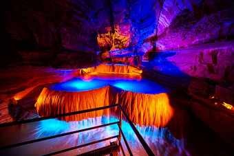 大地下瀑布洞穴之旅路径橙色蓝色的灯