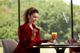 优雅的年轻的女人吃虾沙拉午餐奢侈品酒店餐厅健康的生活方式饮食概念