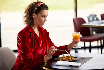 优雅的年<strong>轻</strong>的女人吃虾沙拉午餐<strong>奢</strong>侈品酒店餐厅健康的生活方式饮食概念